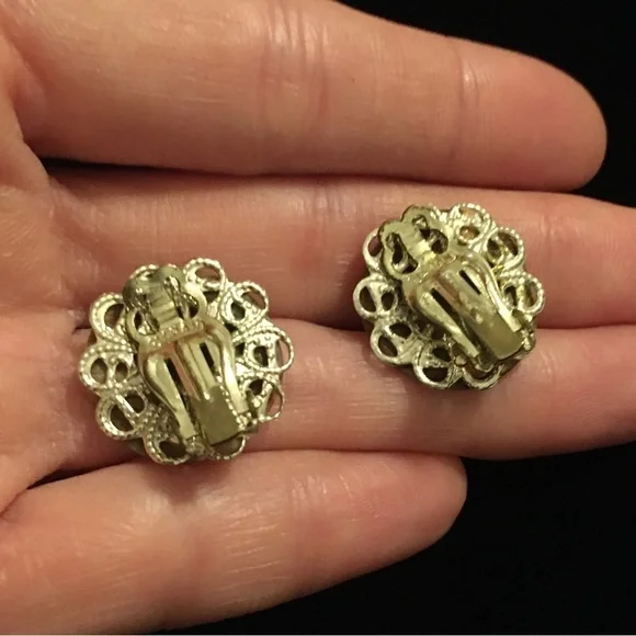 Jewelry - VINTAGE Pearlesque Color Clip On Earrings - Picture 4 of 7